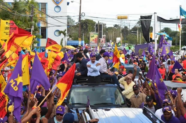 Danilo Medina en caravana