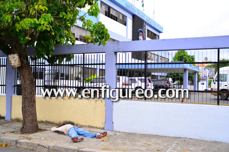 Durmiendo frente al cuartel general de la policia sfm