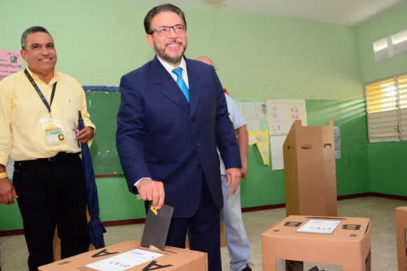 Guillermo MOreno votando