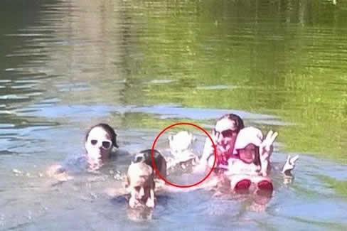 Fantasma de niña ahogada aparece en foto familiar
