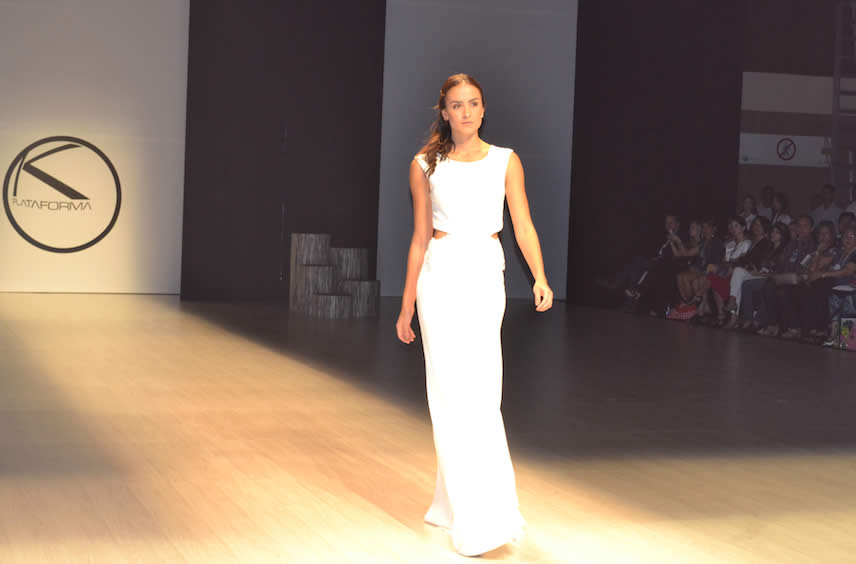 Modelo con vestido blanco durante pasarela