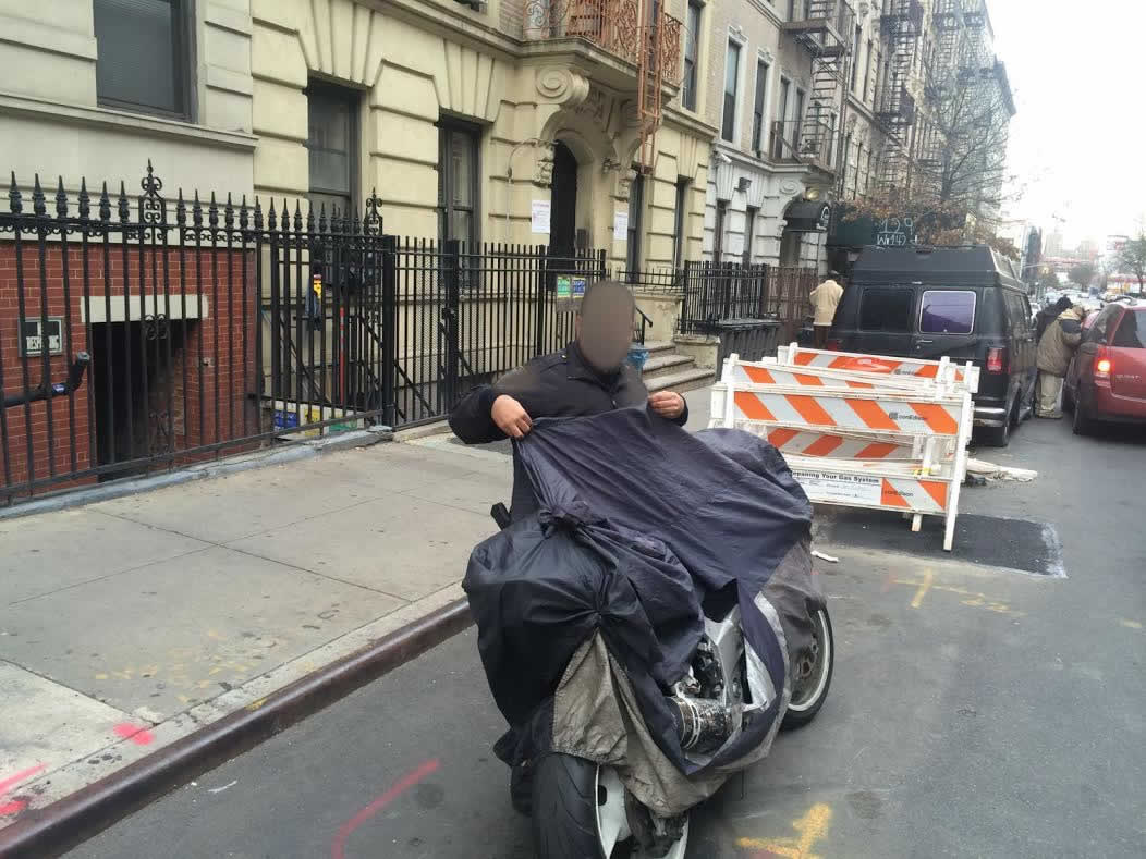 Motocicleta mujer desnuda en NY