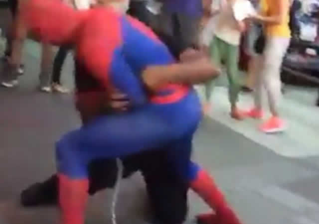 Spider Man protagoniza pelea en Times Square