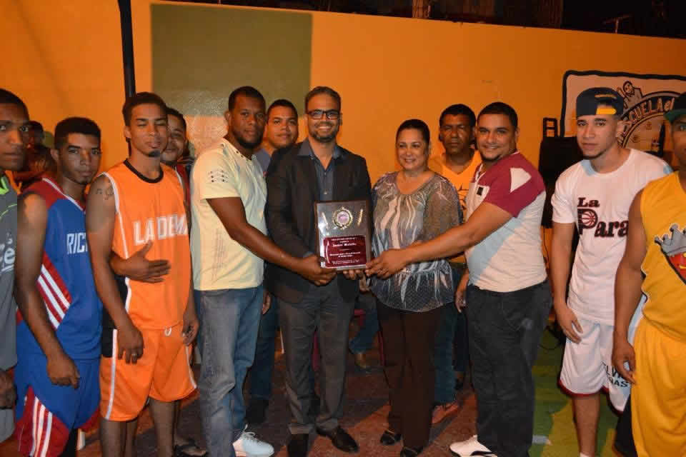 Dedican 7mo torneo de baloncesto sector Santa Ana al cronista deportivo Junior Matrillé